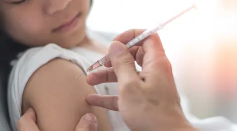 Para orangtua, vaksin covid-19 anak 6-11 tahun sudah bisa didapatkan besok (14/12/21) (BlurryMe/shutterstock)