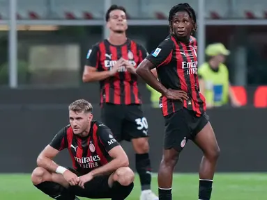 Pemain AC Milan tampak kecewa setelah takluk dengan skor 1-2 oleh Cremonese di laga matchday 1 Serie A 2025/2026 di San Siro, Minggu (24/08/2025) dini hari WIB. (AP Photo/Luca Bruno)