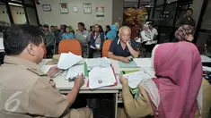 Petugas melayani warga untuk pembuatan e-KTP di Kelurahan Srengseng Sawah, Jakarta, Senin (29/8). Dukcapil Kementerian Dalam Negeri (Kemendagri) memberikan tenggat waktu akhir perekaman data e-KTP hingga 30 September 2016. (Liputan6.com/Yoppy Renato)