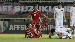Hansamu Yama (23) saat terjatuh usai berduel dengan para pemain Vietnam pada laga Semi-final AFF Suzuki Cup 2016 di Stadion Pakansari, Bogor, (03/12/2106). (Bola.com/Nicklas Hanoatubun)