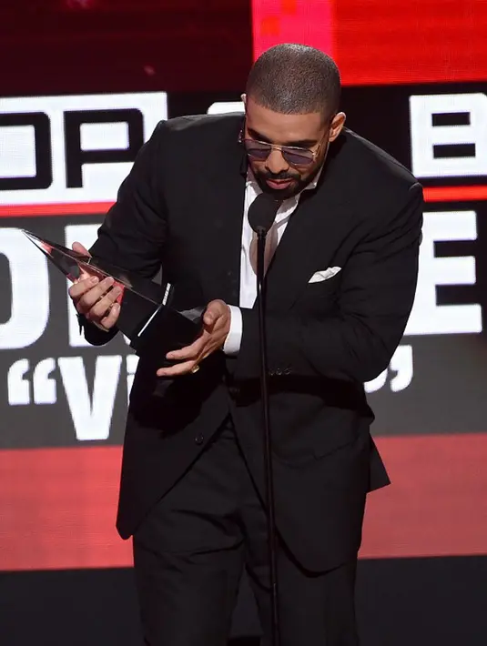 Melansir Hollywoodlife.com, seorang sumber mengatakan Malia terpikat dan jatuh hati pada Drake. Namun ia tidak berani untuk mengatakan pada sang ayah, pasalnya Malia memang tidak pernah bercerita soal lelaki idaman. (AFP/Bintang.com)