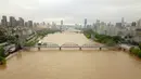 Foto dari udara memperlihatkan pemandangan Sungai Kuning di Chengguan, Kota Lanzhou, Provinsi Gansu, China, Selasa (21/7/2020). Stasiun hidrologi Lanzhou di Sungai Kuning menyaksikan banjir kedua tahun ini dengan aliran air mencapai 3.000 meter kubik per detik. (Xinhua/Fan Peishen)