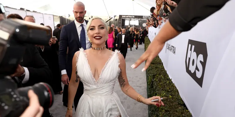Pesona Lady Gaga Bergaun Seksi Saat Hadiri SAG Awards 2019