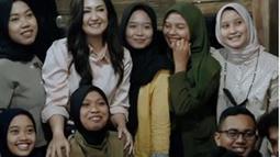 Selain menyapa warga, mantan istri Zack Lee ini juga ramah terhadap orang-orang yang ia temui. Seperti momen saat dirinya bertemu dengan sekelompok mahasiswa dari Universitas Tidar ini. Keseruan itu rupanya tidak sengaja tercipta saat bertemu di sebuah tempat makan. (Liputan6.com/IG/@nafaurbach)