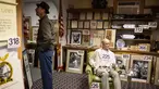 Seorang pembeli melihat koleksi yang dimiliki oleh Museum Hall of Presidents di Gettysburg, Pennsylvania, Sabtu (14/1). Museum yang tutup pada November lalu tersebut menjual hampir seluruh koleksi mereka. (AP Photo/ SEAN SIMMERS)