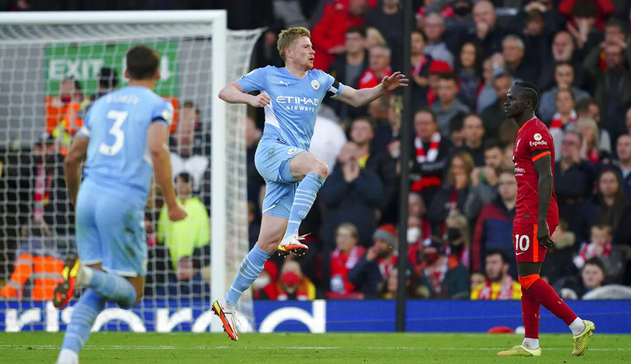Pemain Manchester City Kevin De Bruyne (tengah) melakukan selebrasi usai mencetak gol ke gawang Liverpool pada pertandingan Liga Inggris di Anfield, Liverpool, Inggris, Minggu (3/10/2021). Pertandingan berakhir imbang 2-2. (Peter Byrne/PA via AP)