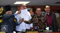 MKD menunjukan surat pengunduran diri Setya Novanto sebagai Ketua DPR, Jakarta, Rabu (16/12/2015). Dengan adanya surat tersebut maka masa sidang Pelanggaran Etik Setya Novanto dinyatakan selesai. (Liputan6.com/Johan Tallo)