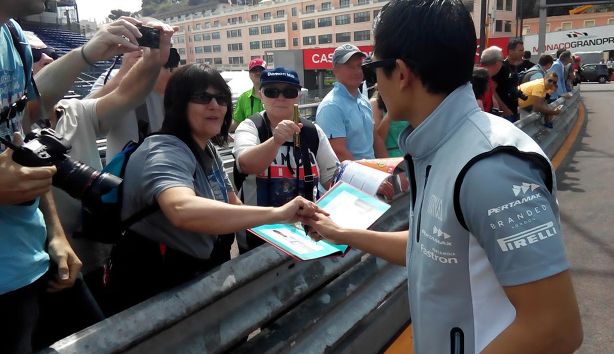 Rio Haryanto dicegat fans asing saat akan menjalani track walks bersama kru Manor Racing di Sirkuit Monako, Rabu (25/5/2016). (Rio Haryanto Media)