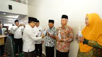 Cegah Virus Corona, Bupati Anas Bagi-Bagi Hand Sanitizer ke Masjid sampai Gereja