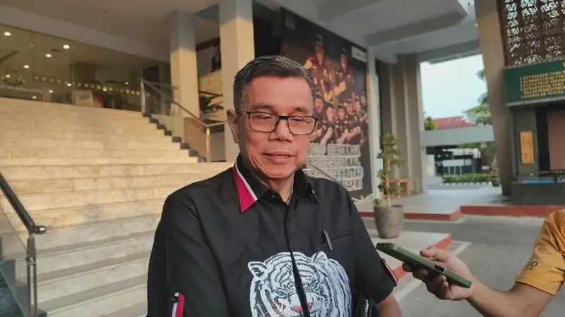 Anggota Komisi III DPR Hinca Panjaitan usai membuat laporan ke Kejati Riau terkait dugaan korupsi di PT Pertamina Hulu Rokan.