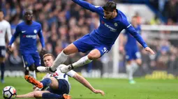 Striker Chelsea, Alvaro Morata, berusaha melewati bek Tottenham, Eric Dier, pada laga Premier League di Stadion Stamford Bridge, London, Minggu (1/4/2018). Chelsea kalah 1-3 dari Tottenham. (AFP/Glyn Kirk)