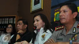 Ketua Komisi Perlindungan Anak Indonesia (KPAI) Erlinda (kedua kanan) memberikan keterangan pers di Mapolres Jaksel, Jum'at (25/3). KPAI meminta polisi bertindak tegas kepada pelaku perdagangan dan eksploitasi anak (Liputan6.com/Faisal R Syam)
