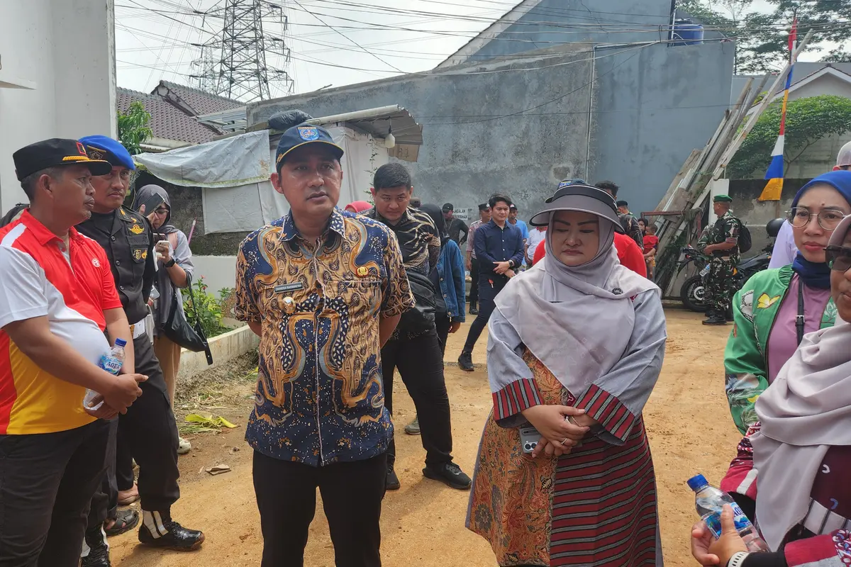 Wakil Wali Kota Depok, Chandra Rahmansyah bersama tim gabungan penegakan hukum saat menyegel kawasan perumahan di wilayah Pancoran Mas, Depok. (Liputan6.com/Dicky Agung Prihanto)