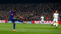 Pemain Barcelona, Ousmane Dembele mencetak gol ke gawang Chelsea pada leg kedua babak 16 besar Liga Champions 2017-2018 di Stadion Camp Nou, Rabu (14/3). Barcelona sukses melaju ke perempatfinal usai melumat Chelsea 3-0. (AP/Emilio Morenatti)