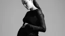 Aktris 34 tahun itu pun mengabadikan momen kehamilan pertamanya dengan menjalani sesi maternity shoot. [Credit: dikhadheansa].