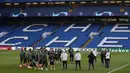 <p>Para pemain Real Madrid berbicara di lapangan selama sesi latihan di Stamford Bridge di London pada 17 April 2023. (AFP/Adrian Dennis)</p>