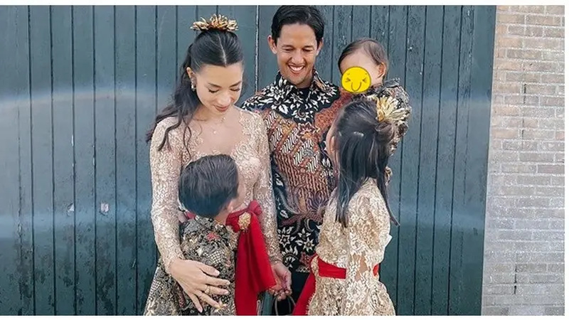 6 Potret Keluarga Jennifer Bachdim Kondangan di Jerman, Pakai Kebaya dan Batik