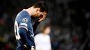Pemandangan aneh terjadi pada Lionel Messi. Meski berstatus megabintang dan pemain terbaik dunia namun La Pulga tak lepas dari cemoohan dari fans PSG yang kecewa lantaran klub kesayangannya gagal bersaing di Liga Champions. (AFP/Frank Fife)