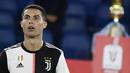 Striker Juventus, Cristiano Ronaldo, tampak kecewa usai ditaklukkan Napoli pada laga final Coppa Italia di Stadion Olympic, Roma, Rabu (17/6/2020). Cristiano Ronaldo kembali gagal membawa Juventus meraih juara usai kalah adu penalti dari Napoli. (AFP/Filippo Monteforte)