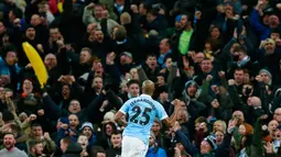 Penonton membawa sebuah balon pisang (kiri) saat gelandang Manchester City, Fernandinho merayakan gol di stadion Etihad, Inggris, (27/1). Balon pisang dilempar oleh salah satu penonton kedalam lapangan. (Reuters / Andrew Yates)