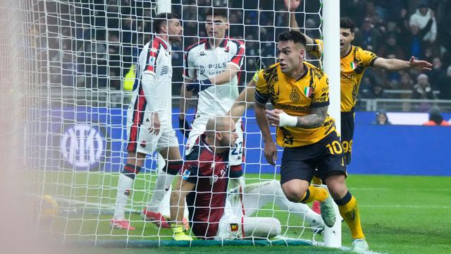 Foto: Selebrasi Panjat Pagar Ala Lautaro Martinez, Inter Milan Bertengger di Puncak Klasemen Liga Italia