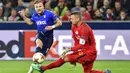 Pemain Lazio, Ciro Immobile mencoba mencetak gol ke gawang Salzburg pada leg kedua Liga Europa di Red Bull Arena, Austria, (12/4/2018). Salzburg lolos ke semifinal dengan agregat gol 6-5. (AP/Kerstin Joensson)