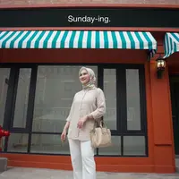 Kemeja bernuansa khaki menjadi warna yang aman untuk dipakai di segala kesempatan. Padukan dengan celana putih, untuk kesan yang lebih santai dan modern. (foto: Instagram/ Melody Laksani)