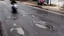 Beberapa titik di Jalan Raya Parung-Ciputat Kota Depok, Jawa Barat mengalami kerusakan parah yang bisa membahayakan keselamatan pengendara. (Magang/Liputan6.com/Muhammad Rizal)
