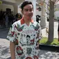 Putra Presiden Jokowi, Gibran Rakabuming Raka mengenakan kemeja batik bermotif pahlawan nasional.(Liputan6.com/Fajar Abrori)
