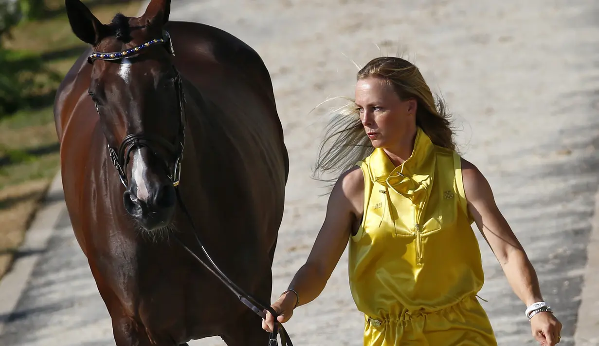 Atlet berkuda asal Swedia, Sara Algotsson Ostholt berlatih bersama kuda miliknya di Olympic Equestrian Centre - Rio de Janeiro, Brazil (5/8). (REUTERS/Tony Gentile)