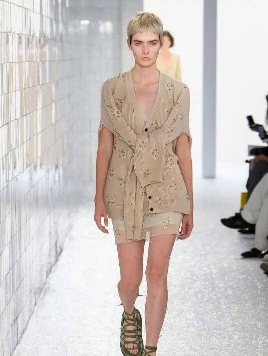 Untuk koleksi perempuan, detail elemennya dikombinasikan untuk menciptakan look yang feminin. [Foto: Document/Onitsuka Tiger]