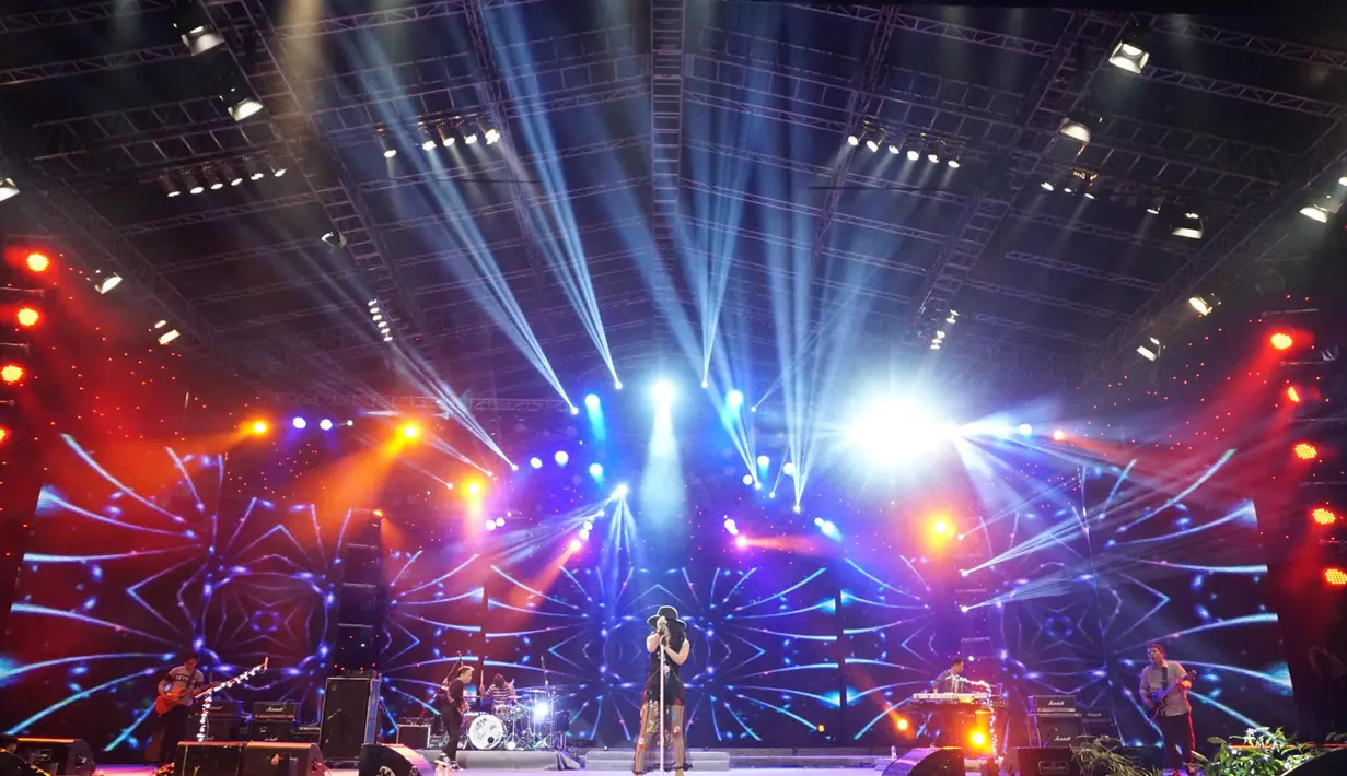 Penampilan Geisha dalam acara penutup Arena Pekan Raya Jakarta 2016 di JIExpo Kemayoran, Jakarta Pusat, Minggu, (17/7/2016). (Adrian Putra/Bintang.com)