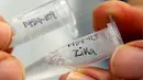 Ilmuwan Dan Galperin memegang botol yang ditandai "Zika" pada pengembangan vaksin virus Zika berdasarkan produksi variasi rekombinan dari protein E dari virus Zika di Protein Sciences Inc., Meriden, (20/6). (REUTERS/Mike Segar)