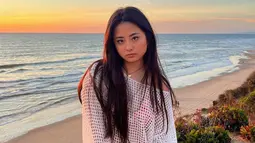 Sebelumnya, Yunjin sempat menjadi perbincangan hangat netizen Indonesia karena disebut mirip pedangdut Dewi Perssik. Hal serupa pun diungkapkan oleh netizen, ketika melihat paras dari Yejin. Terlepas dari itu, banyak fans yang mengaku terkejut melihat kakak dan adik yang begitu mirip, bak pinang dibelah dua. (Liputan6.com/IG/@rachel.huh)