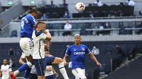 Pemain Everton, Dominic Calvert-Lewin, mencetak gol ke gawang Tottenham Hotspur pada laga Premier League di Stadion Tottenham Hotspur, Senin (14/9/2020). Everton menang dengan skor 1-0. (Alex Pantling/Pool via AP)