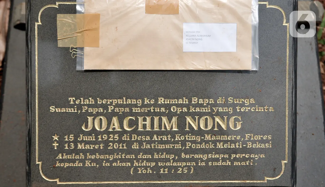 Sebuah surat pemberitahuan kepada keluarga salah satu makam yang akan dipindahkan ke makam bersusun atau kolumbarium di kompleks pemakaman Paroki Gereja St Servatius, Kampung Sawah, Bekasi, Jawa Barat, Kamis (26/12/2019). (merdeka.com/Iqbal Nugroho)