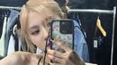 Para anggota Blackpink sepertinya suka melakukan mirror selfie, seperti Rose misalnya. Dia berfoto di ruang kostum konser Born Pink di Macau. (Foto: Instagram/ roses_are_rosie)
