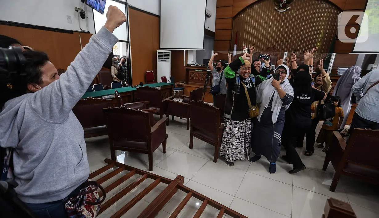 Sejumlah pendukung terdakwa Richard Eliezer Pudihang Lumiu bersorak usai sidang pembacaan vonis kasus pembunuhan Brigadir Yosua Hutabarat di Pengadilan Negeri Jakarta Selatan, Rabu (15/2/2022). Richard Eliezer Pudihang Lumiu di di vonis 1 Tahun 6 bulan Penjara. (Liputan6.com/Johan Tallo)