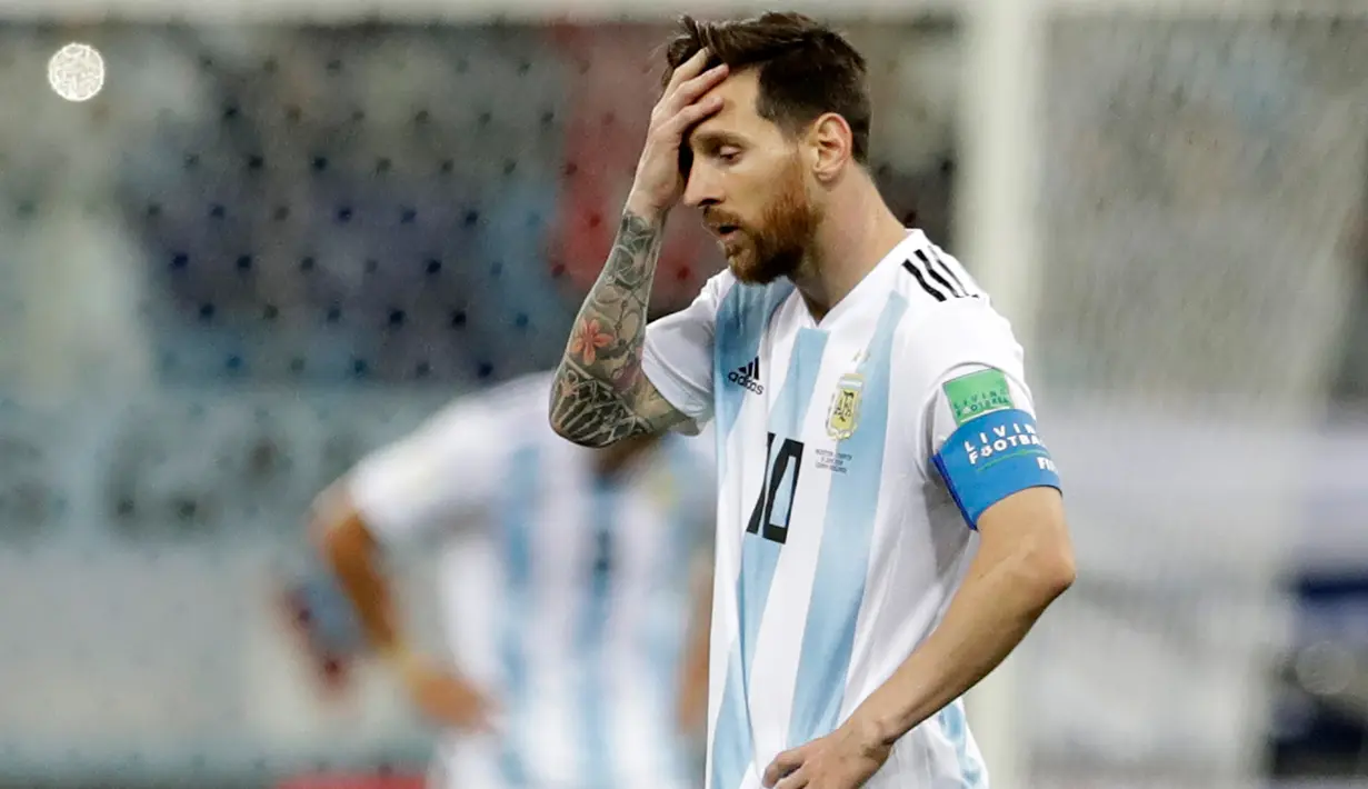 Kapten timnas Argentina, Lionel Messi bereaksi setelah Kroasia mencetak gol ketiga pada pertandingan Grup D Piala Dunia 2018 di Nizhy Novgorod Stadium, Rusia, Jumat (22/6). Argentina harus mengakui keunggulan Kroasia 0-3. (AP/Petr David Josek)