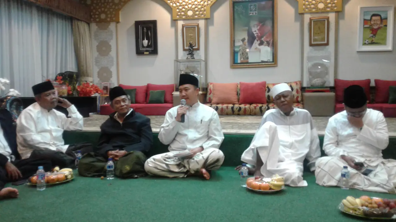 Menpora Imam Nahrawi (tengah) mendoakan kelancaran Pilkada DKI 2017 pada peringatan Isra Miraj, Selasa (18/4/2017). 