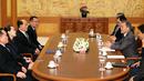 Suasana pertemuan adik perempuan Pemimpin Korea Utara Kim Jong-un, Kim Yo Jong dengan Presiden Korea Selatan Moon Jae-in di rumah presiden di Seoul, Korea Selatan, Sabtu, (10/2). (Kim Ju-sung/Yonhap via AP)
