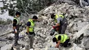 Para pekerja pertahanan sipil Lebanon menyisir reruntuhan, sehari setelah serangan Israel di desa Deir Qanun al-Nahr, Lebanon Selatan, pada Rabu 20 Mei 2026. (KAWNAT HAJU/AFP)
