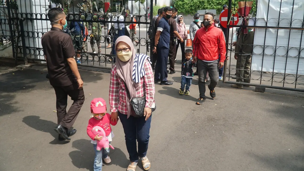 Ribuan warga berbondong-bondong mendatangi Gedung Pakuan di Kota Bandung yang merupakan Rumah Dinas Gubernur Jawa Barat, Minggu (12/6/2022), untuk mengikuti takziah untuk Eril (Liputan6.com/Huyogo Simbolon)