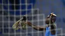 Penyerang Napoli, Victor Osimhen berselebrasi usai mencetak gol ke gawang Ajax pada pertandingan lanjutan grup A Liga Champions di stadion Diego Armando Maradona di Naples, Italia, Rabu, 12 Oktober 2022. Dengan kemenangan ini, Napoli berhasil lolos ke babak 16 besar Liga Champions. (AFP/Filippo Monteforte)