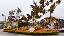  Mobil hias dari tim The Miracle- Gro berjudul "Everything's Coming Up Roses," menjadi pemenang Queen's Trophy pada parade mawar ke 128 di Pasadena, California, AS (2/1). Kegiatan ini sudah bermula sejak Tahun Baru pada 1890. (AP Photo/Michael Owen Baker)