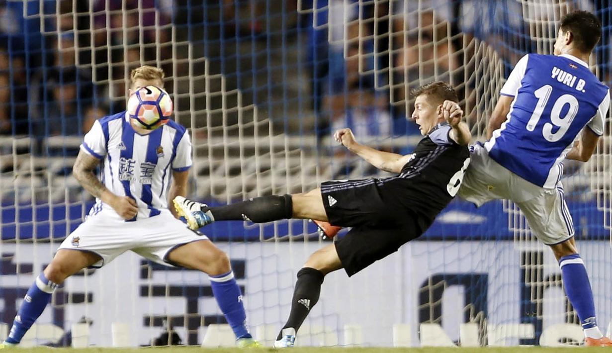 Gelandang Real Madrid, Toni Kroos, melakukan tembakan ke arah gawang Real Sociedad. Madrid melakukan lima kali tendangan ke arah gawang sementara Sociedad hanya dua kali melakukan tembakan ke arah gawang. (EPA/Juan Herrero)