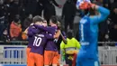 Pemain Man City merayakan gol pertama yang dicetak Sergio Aguero pada laga lanjutan liga champions yang berlangsung di stadion Parc Olympique Lyonnais, Prancis, Rabu (28/11). Manchester City imbang 1-1 kontra Lyon. (AFP/Roman Lafabregue)