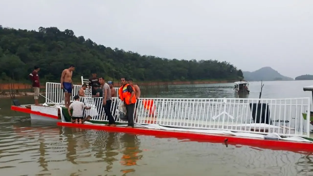 Kapal wisata tenggelam di kasawan wisata waduk PLTA Koto Panjang, Kabupaten Kampar.