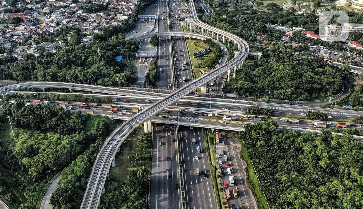 Foto udara lalu lintas kendaraan saat melintas di ruas Tol Jagorawi, Kampung Rambutan, Jakarta Timur, Selasa (20/12/2022). PT Jasa Marga (Persero) Tbk mencatat sebanyak 291.451 kendaraan meninggalkan wilayah Jakarta, Bogor, Tangerang, Bekasi (Jabotabek) pada H-7 sampai H-6 Hari Raya Natal 2022. (merdeka.com/Iqbal S. Nugroho)