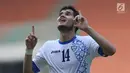 Pemain depan Uzbekistan, Amonov Azizbek merayakan gol ke gawang Bahrain pada laga PSSI Anniversary Cup 2018 di Stadion Pakansari, Kab Bogor, Senin (30/4). Laga berakhir imbang 3-3. (Liputan6.com/Helmi Fithriansyah)